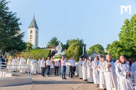 Святкування 40-ї річниці об’явлень Богородиці: процесія з Подбрдо до церкви  Св. Якова