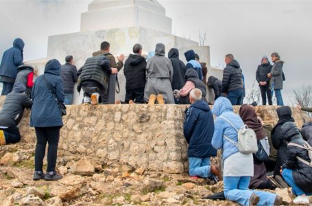 У смиренні моліться за мир (Тереза Ґажійова)